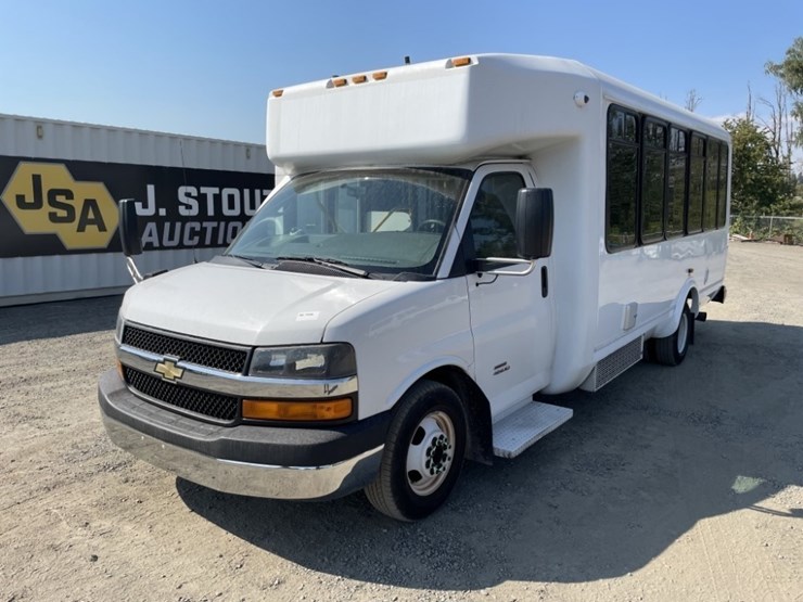2014-chevrolet-express-paratransit-bus-image-1