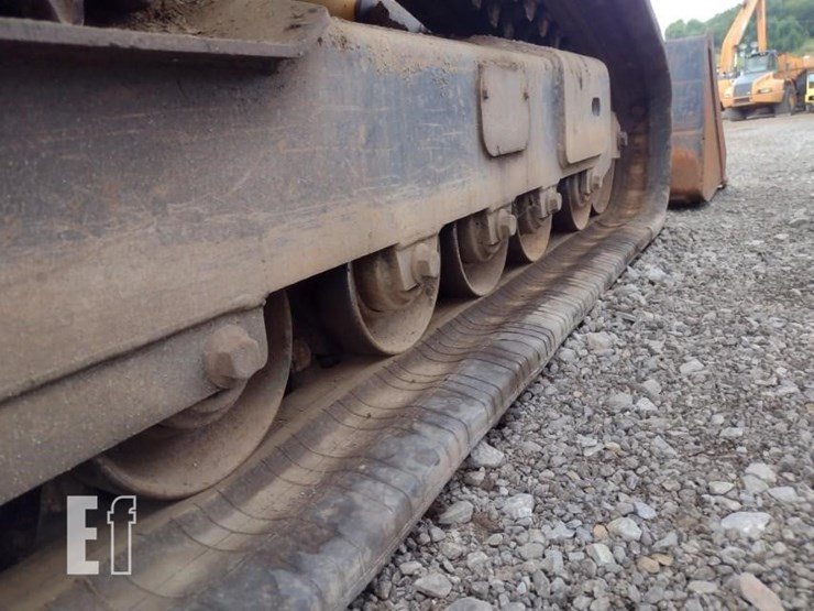 2015-deere-329e-image-31
