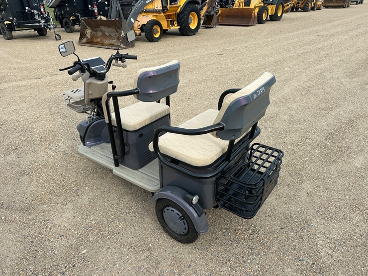 #61-•-2-seater-electric-scooter,-front-and-rear-basket,-charger-image-4