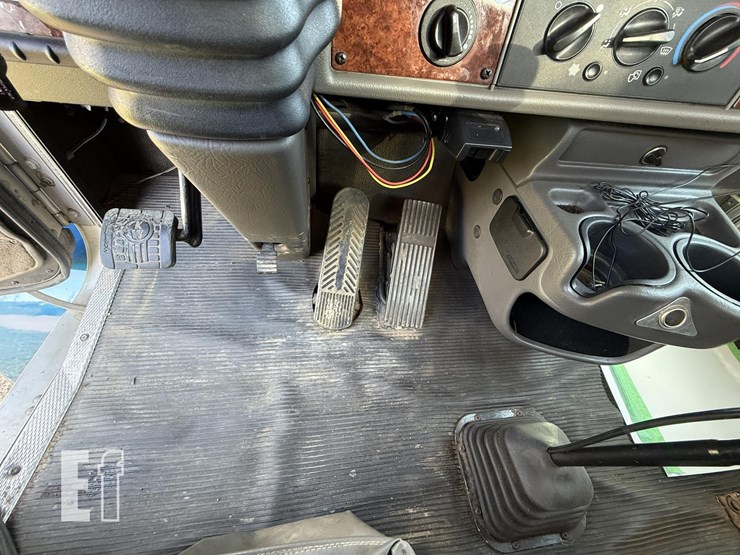 2005-kenworth-t300-image-42