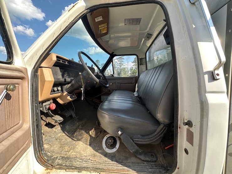 1983-ford-7000-image-32