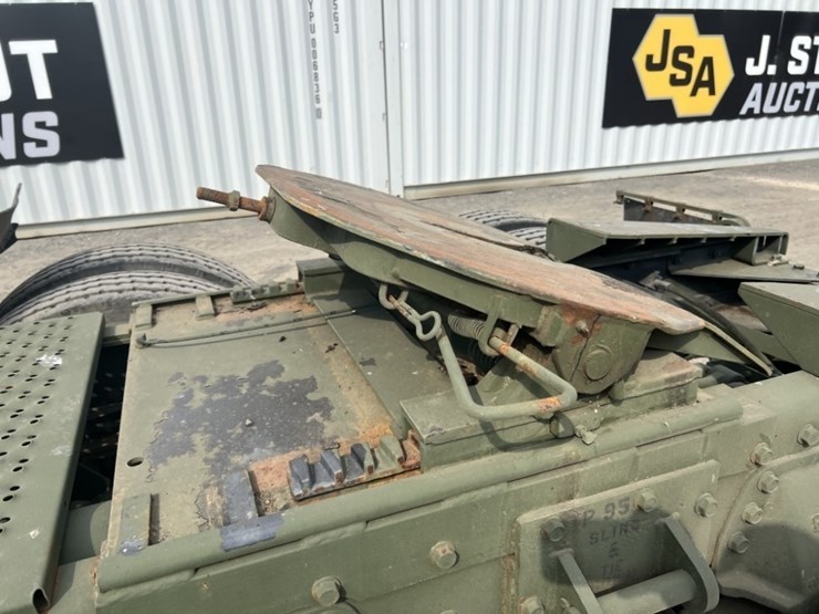 2009-am-general-m915a1-image-15