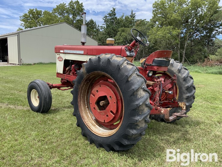 mccormick-farmall-560-2wd-tractor-image-7