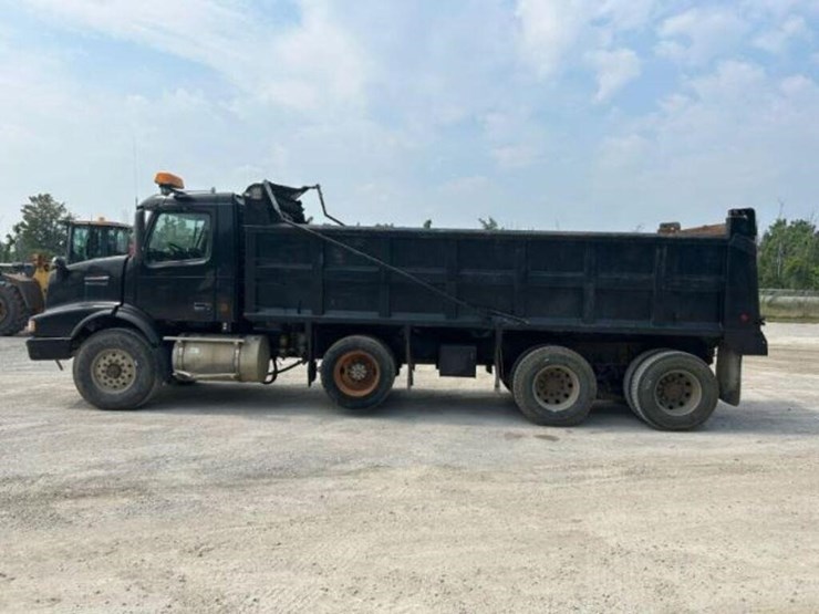 2005-volvo-tri/a-dump-truck-4v5k99gh55n391882-image-8