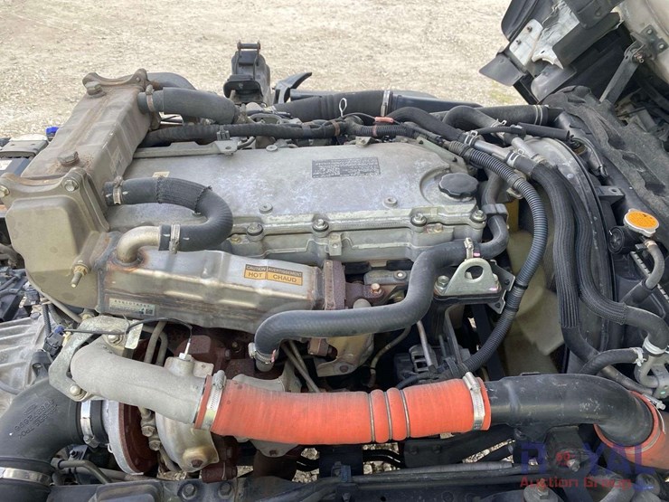 2016-isuzu-npr-image-11