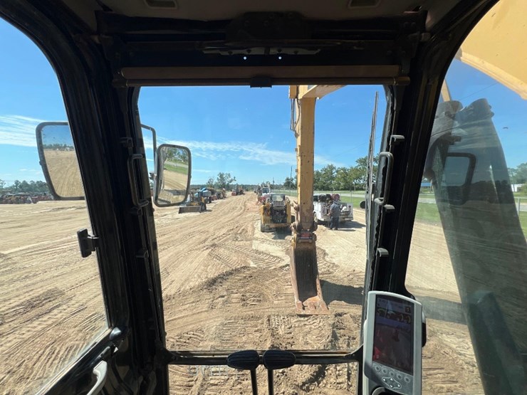 2017-caterpillar-323fl-image-45