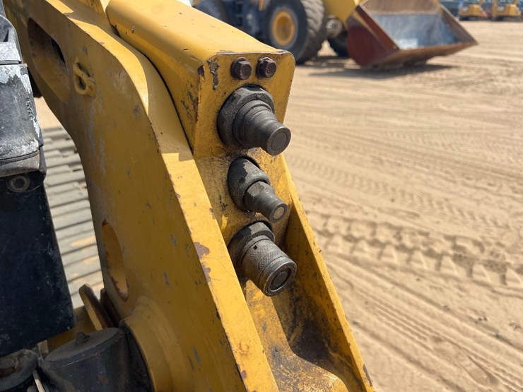 2019-caterpillar-239d-image-11