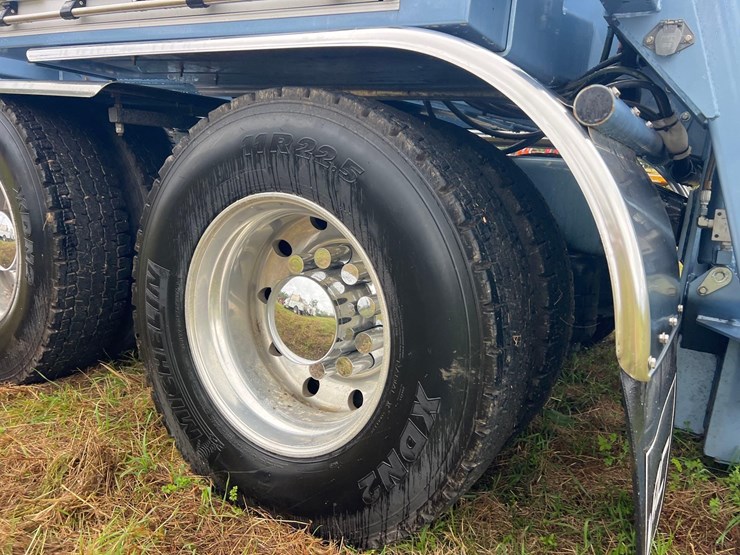 2019-peterbilt-389-image-13
