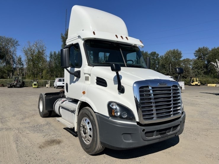 2016-freightliner-cascadia-s/a-truck-tractor-image-2