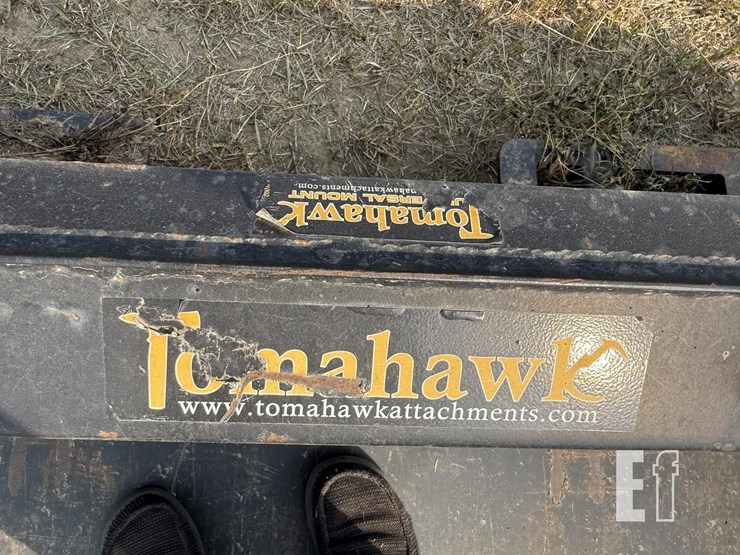 tomahawk-72-inch-skid-steer-dirt-bucket-image-9
