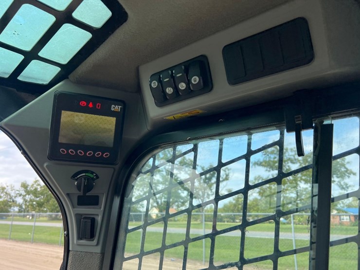 2019-caterpillar-239d-image-29