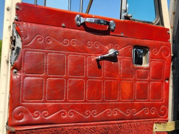 1986-peterbilt-359-image-46