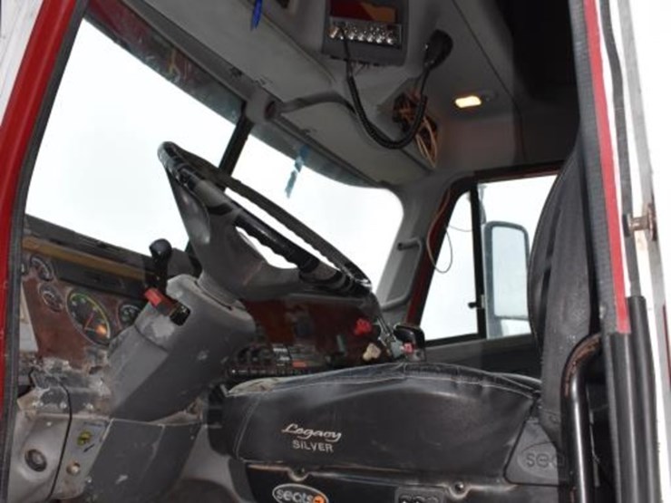 2006-freightliner-century-truck-(vin-#-1fujbbck36pu33831)-(showing-appx-62,-image-10
