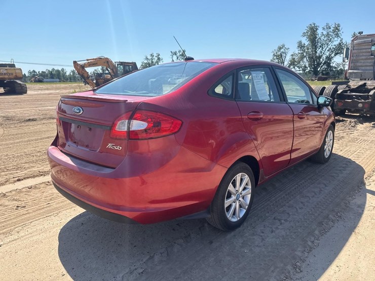 2011-ford-fiesta-se-car-image-6