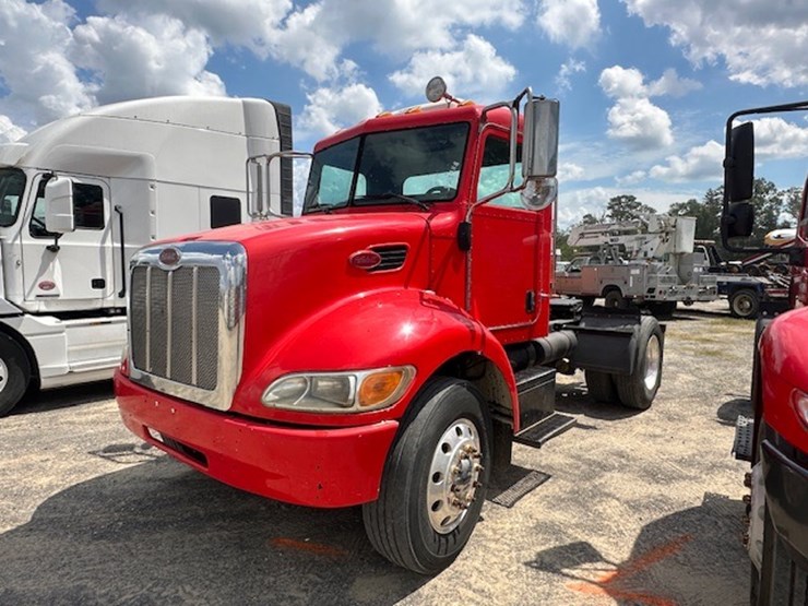 2008-peterbilt-335-image-1