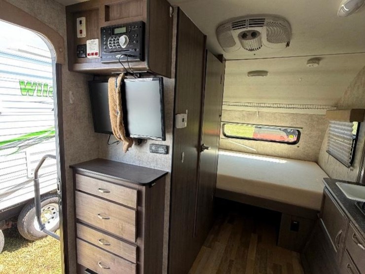 2016-winnebago-winnie-drop-wd1780-camper-image-21