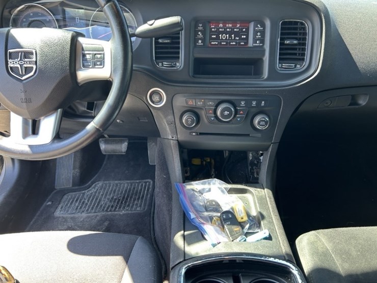 2011-dodge-charger-sedan-image-15