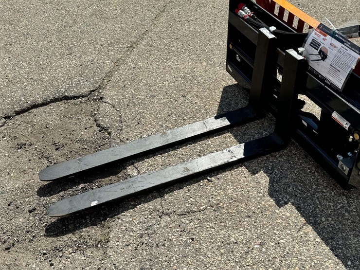 wolverine-pfa-11-3300g-hydraulic-adjustable-skid-steer-pallet-forks-image-4