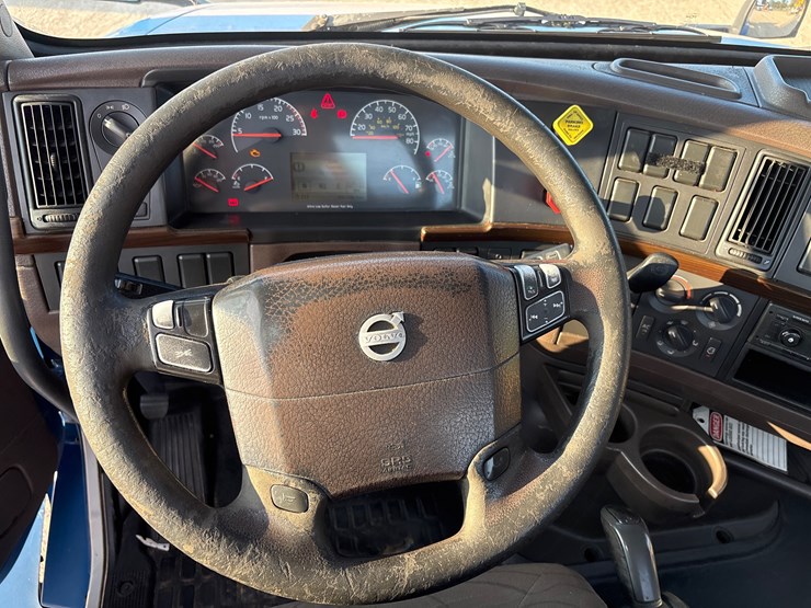 2015-volvo-vnl42t300-image-13