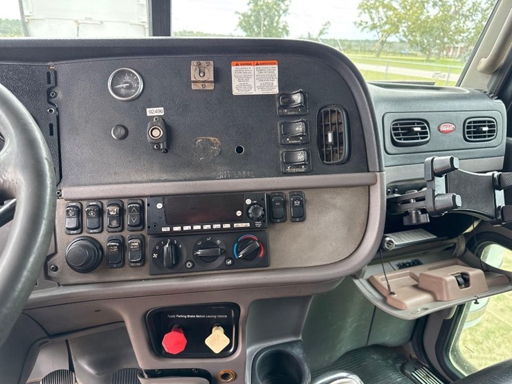 2013-peterbilt-388-image-28