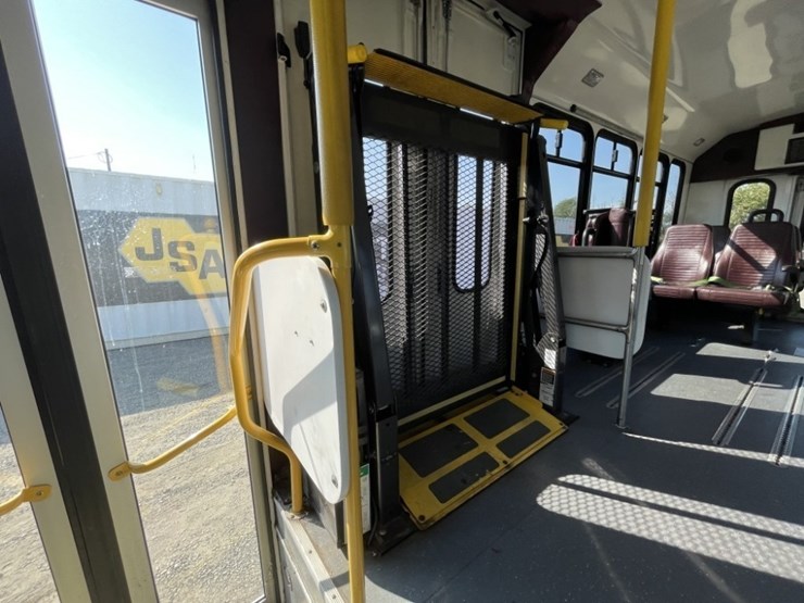 2014-chevrolet-express-paratransit-bus-image-32
