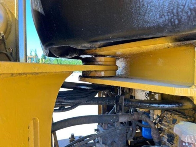 2012-deere-624k-image-35