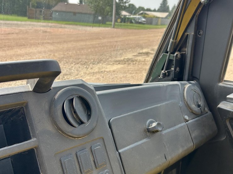 2021-john-deere-gator-xuv-835m-image-17