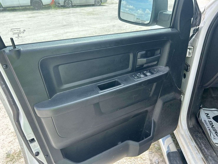 2020-ram-1500-classic-image-13