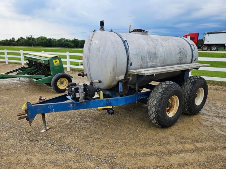#241-•-1000-gallon-tandem-axle-water-trailer-image-1