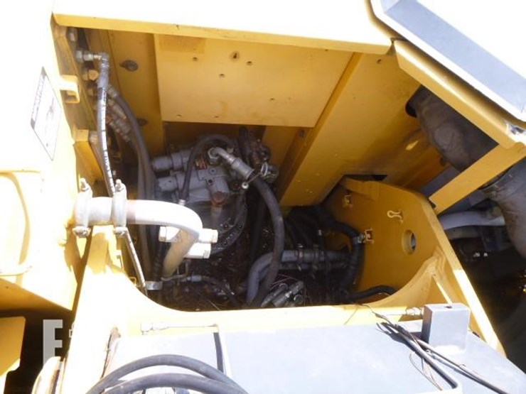 2011-deere-225d-lc-image-32