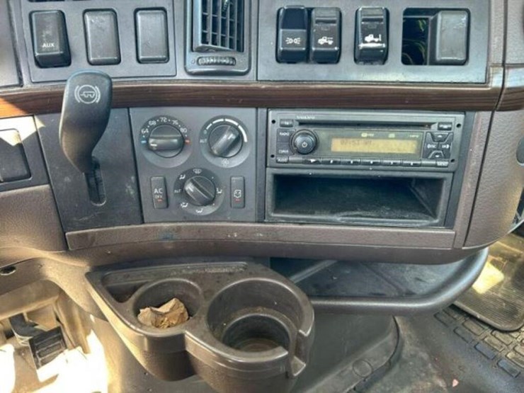 2013-volvo-t/a-hiway-tractor---day-cab-4v4nc9egxdn-image-17