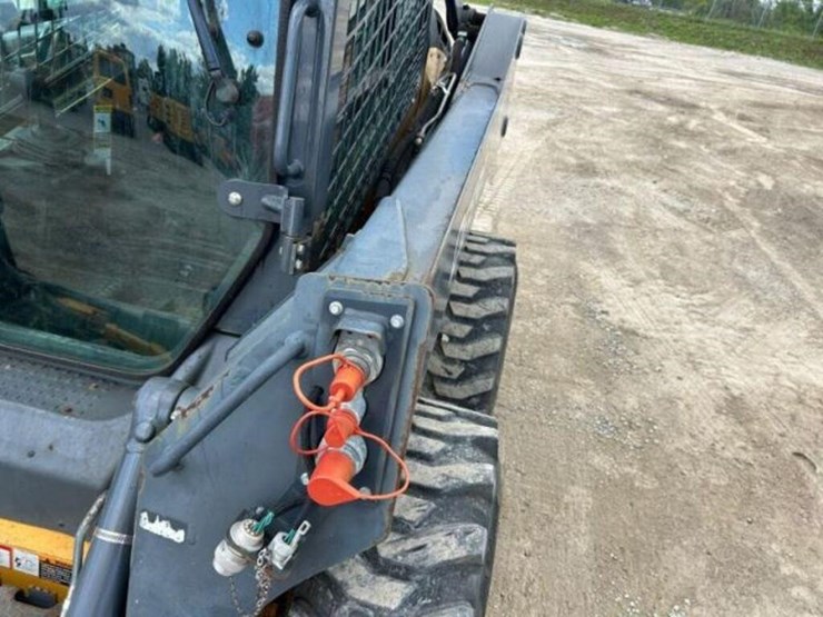 2017-deere-320e-image-40