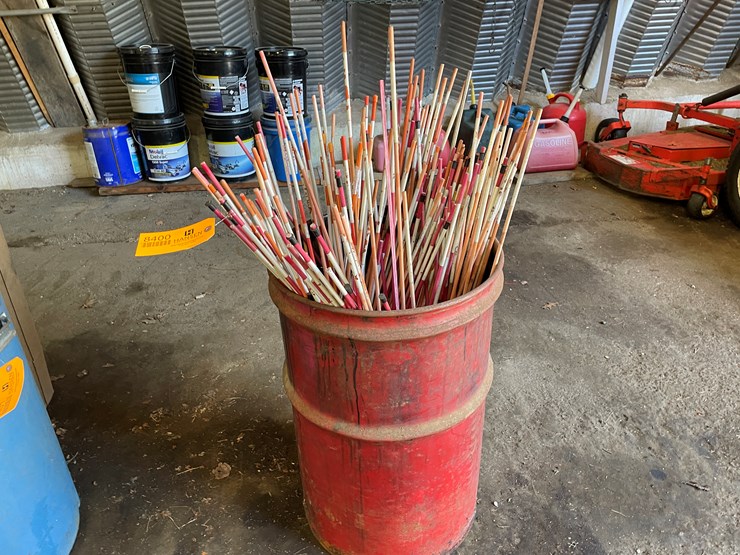 #8400-•-pail-of-driveway-markers-image-1