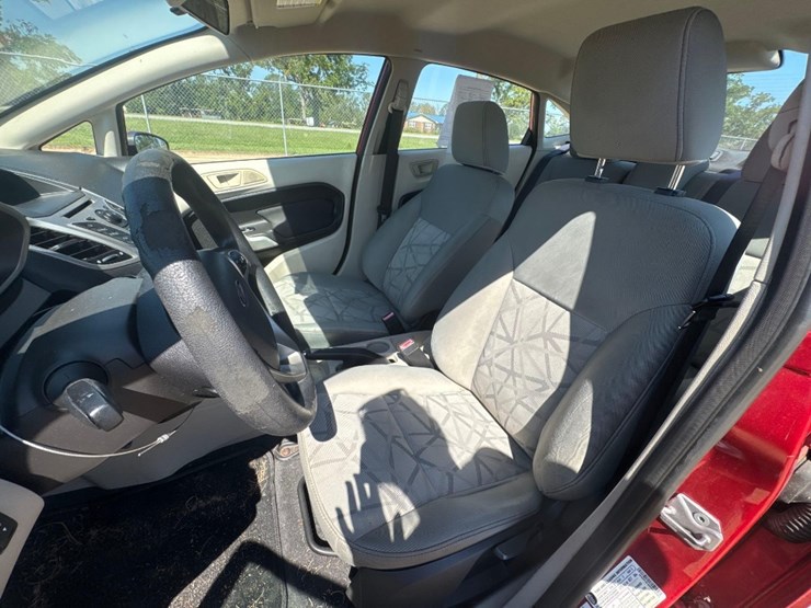 2011-ford-fiesta-se-car-image-20