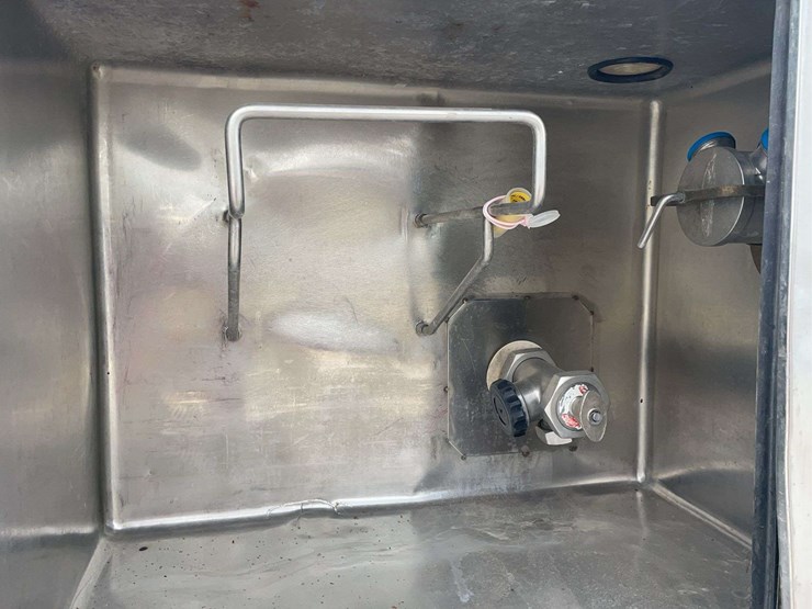 stainless-steel-7000-gallon-tanker-image-29