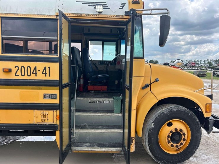2004-ic-corporation-3000ic-school-bus-image-11