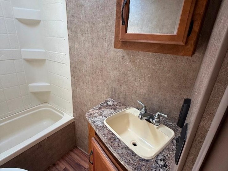 2016-creekside-24'-camper-(slide,-awning,-tandem-image-25
