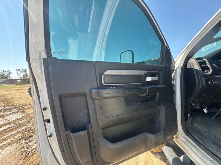 2019-dodge-ram-5500-image-28