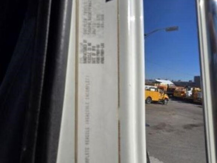 2014-western-star-4900sb-image-16