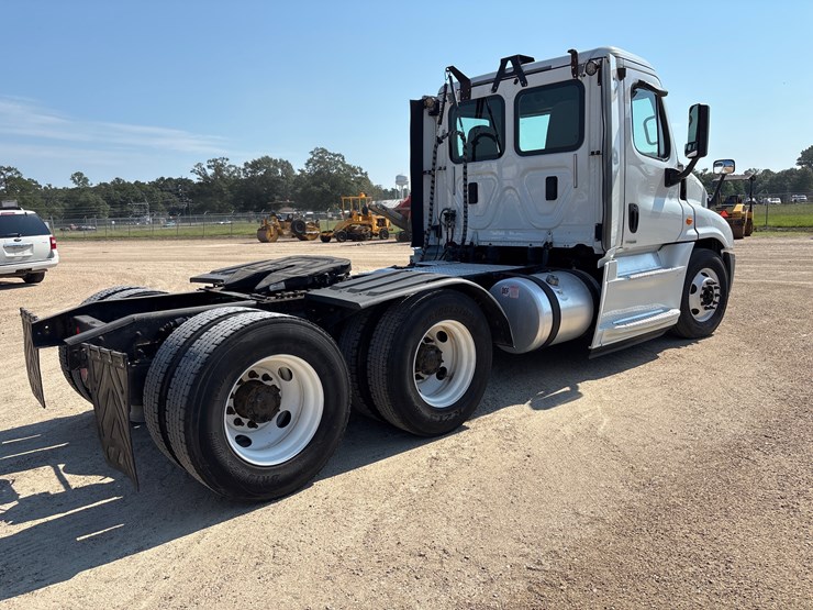 #208-•-2016-freightliner-cascadia-image-3