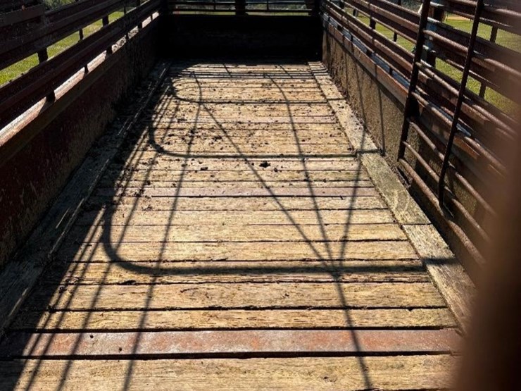 20'-neckover-gooseneck-stock-trailer-**no-title**-image-10