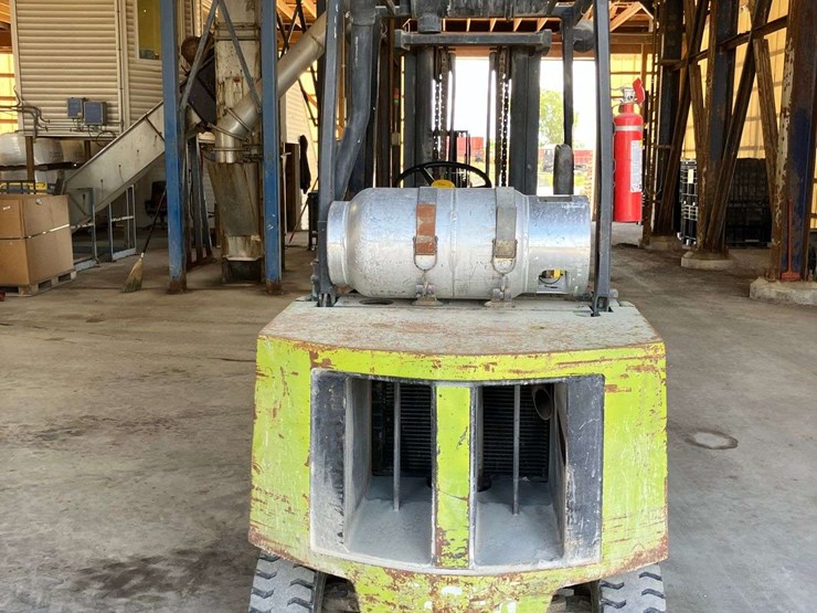 clark-gxp30-6000lbs-capacity-forklift-image-3