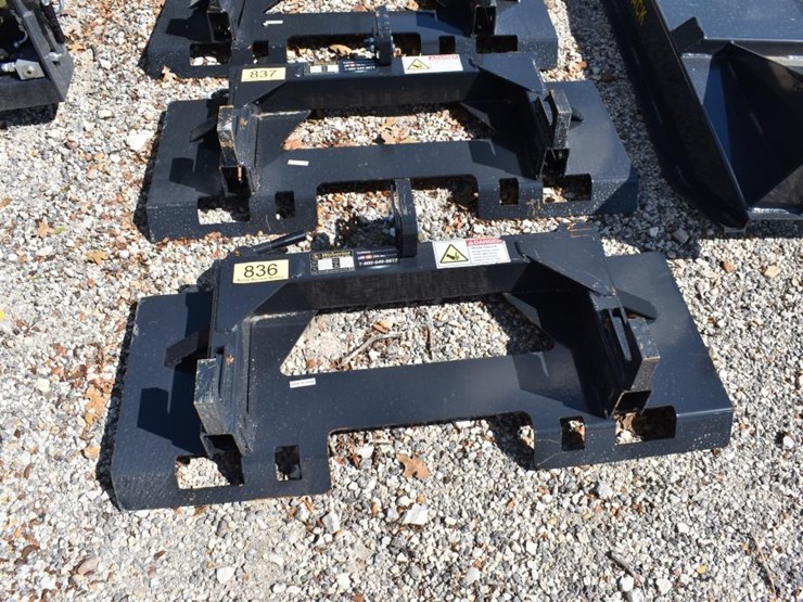 skid-steer-quick-hitch-image-1