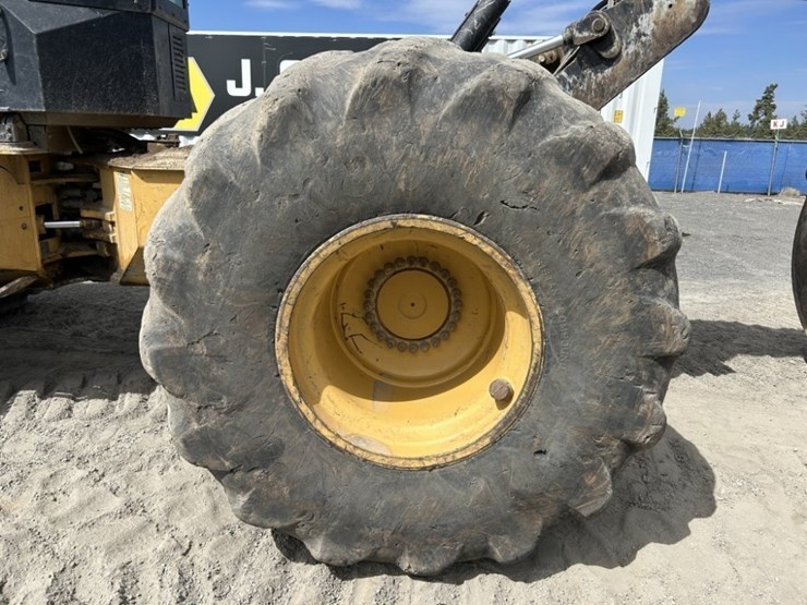 2016-caterpillar-545d-image-23