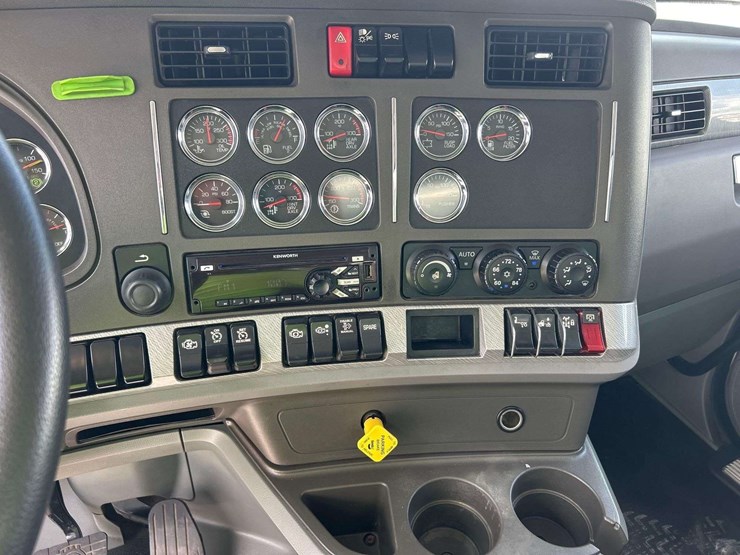 2016-kenworth-t880-image-17