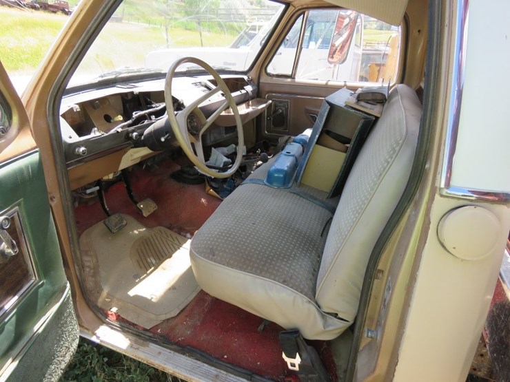 1972-dodge-d300-1-ton-pickup-with-stock-bed-image-11