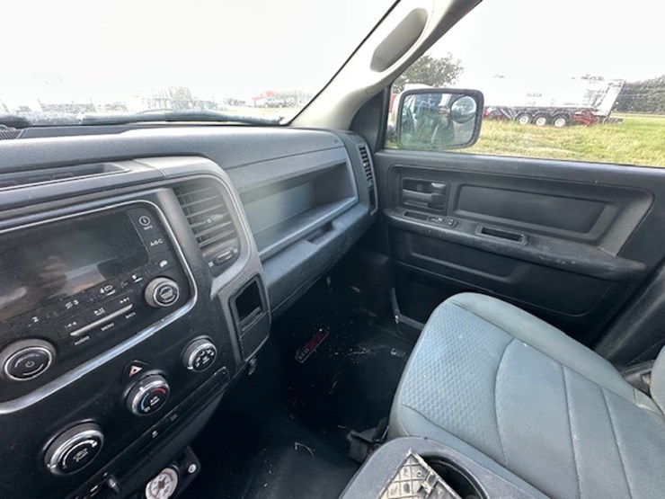 2015-dodge-1500-image-35