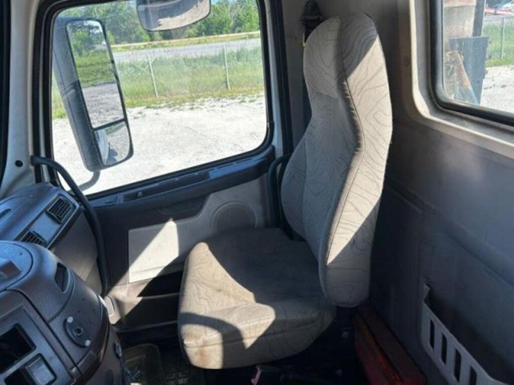 2013-volvo-t/a-hiway-tractor---day-cab-4v4nc9egxdn-image-18