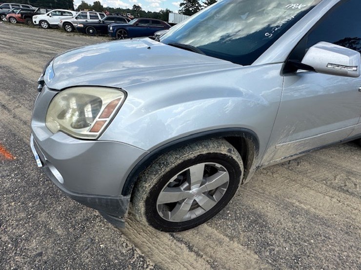 2011-gmc-acadia-image-15