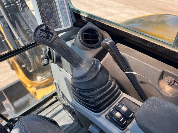 2019-caterpillar-305e2-cr-image-30